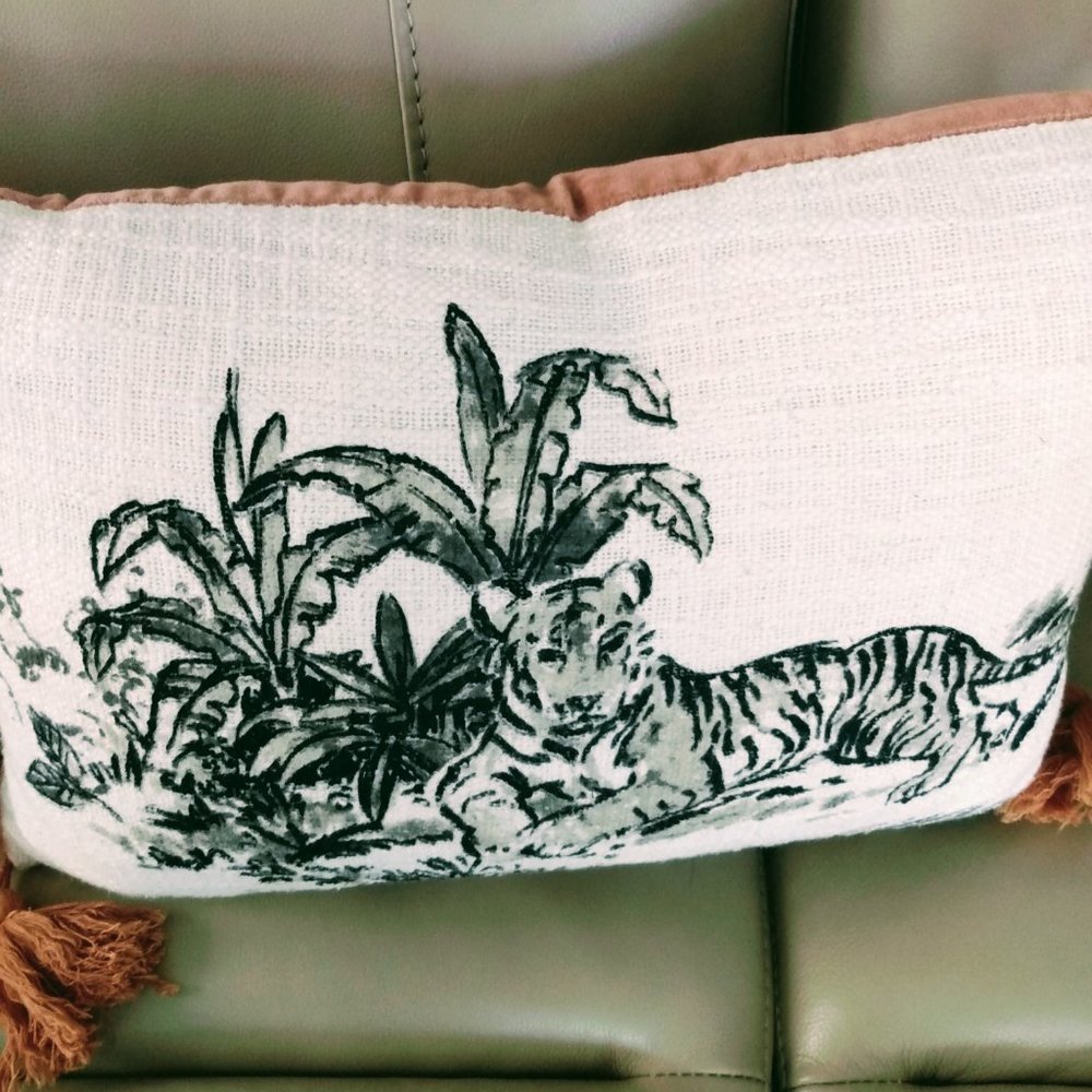 COTTON & VELVET PRINT PILLOW WITH TIGEr IMAGES & TASSELS - Picture 8 of 10